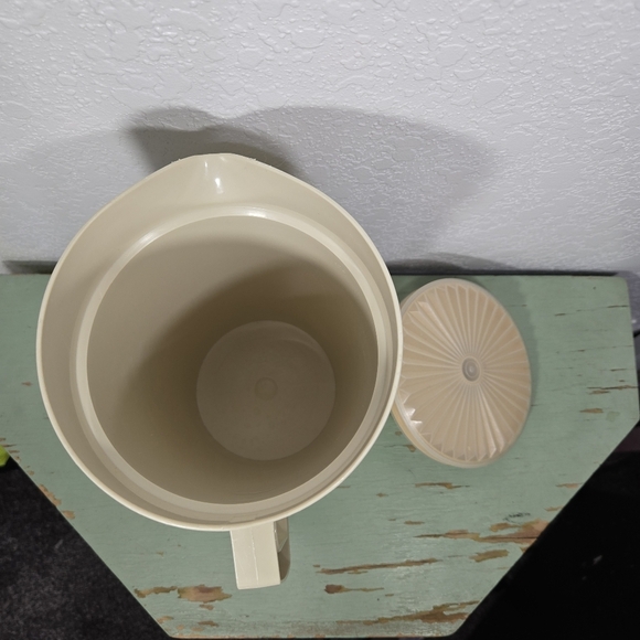 Vintage Tupperware 2 Quart Almond Harvest Gold Push Button Lid Pitcher 800-810 - Picture 5 of 7